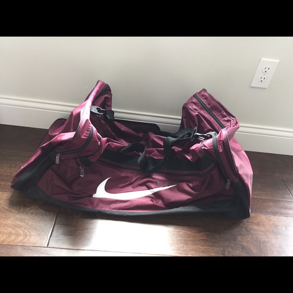 nike duffle bag size